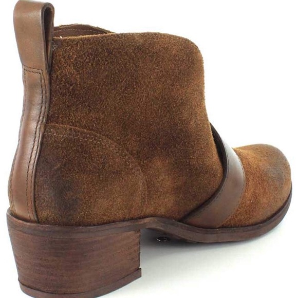 UGG Wright Belted Boot - Picture 4 of 7